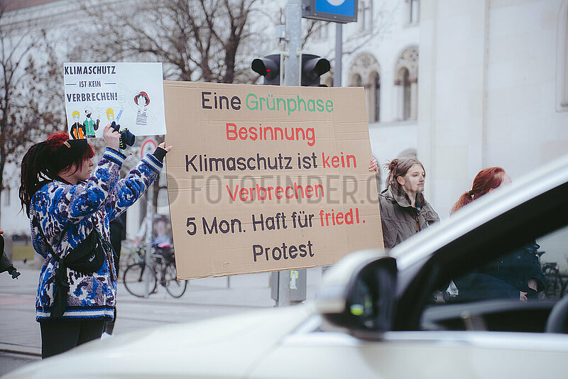 Straßenblockade der Letzten Generation auf der Ludwigsstraße