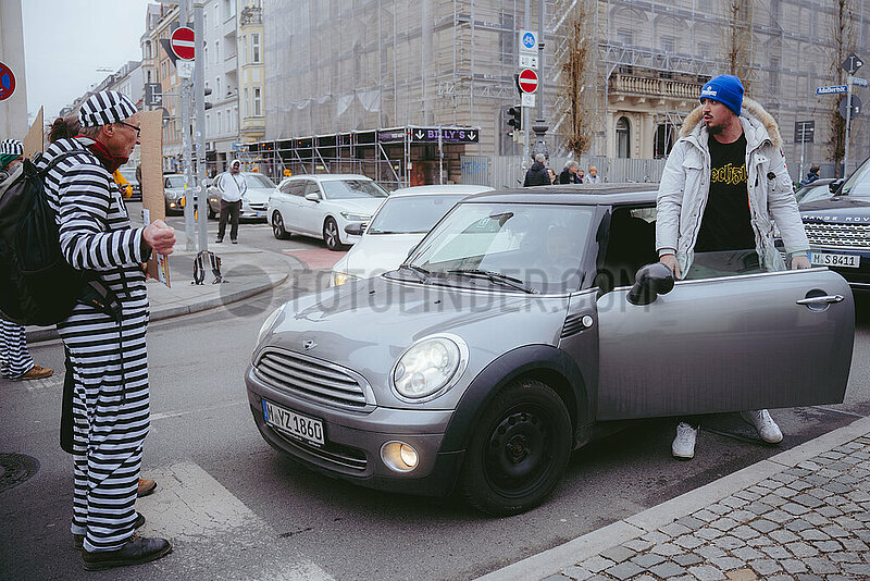 Straßenblockade der Letzten Generation auf der Ludwigsstraße
