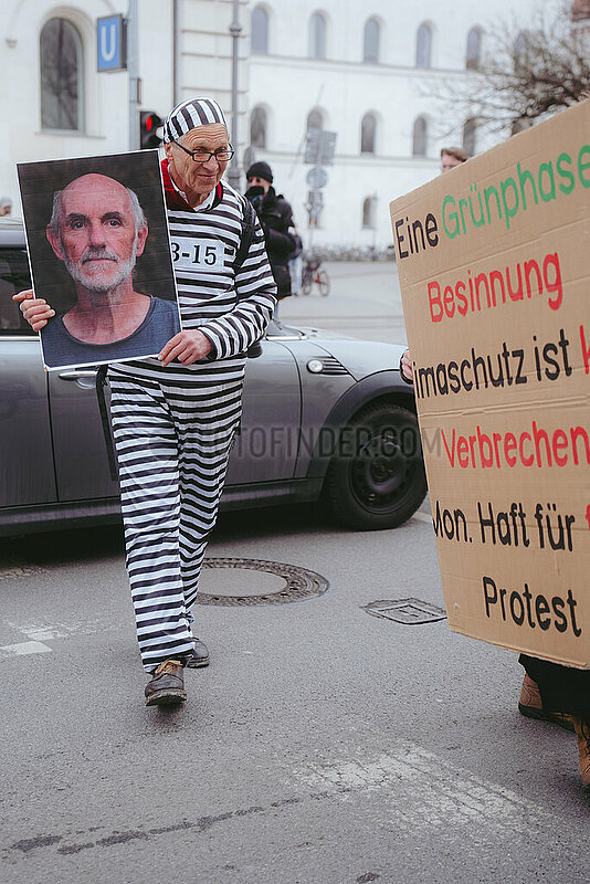 Straßenblockade der Letzten Generation auf der Ludwigsstraße