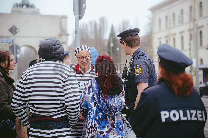 Straßenblockade der Letzten Generation auf der Ludwigsstraße