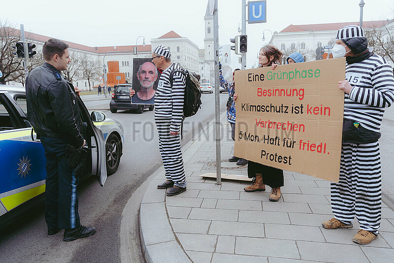 Straßenblockade der Letzten Generation auf der Ludwigsstraße