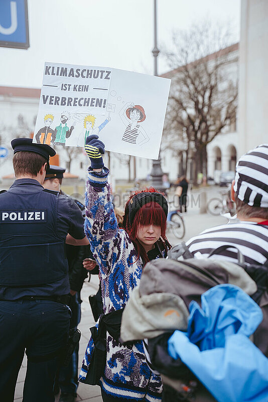Straßenblockade der Letzten Generation auf der Ludwigsstraße