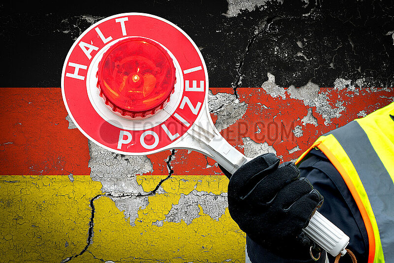Polizeikelle vor BRD-Flagge
