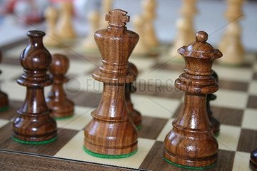 Schachfiguren auf Schachbrett