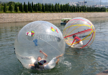 China  Spaziergang auf dem Wasser in einem Luftballon