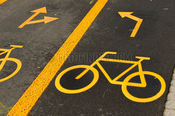 Fahrrad - / Velo - streifen auf Strasse