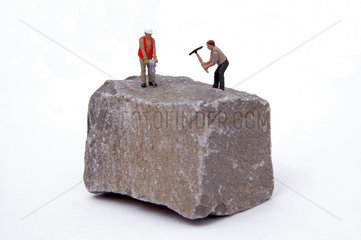 Miniarbeiter bearbeiten Stein