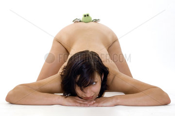 Frau hat Analverkehr mit Frosch