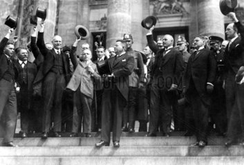 Reichspraesident Ebert vor Reichstag