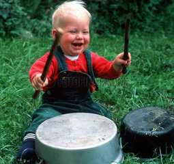 Junge spielt Trommel