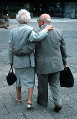 Altes Paar umarmt sich