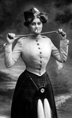 Frau in Unfiform mit Zigarette  ca. 1910