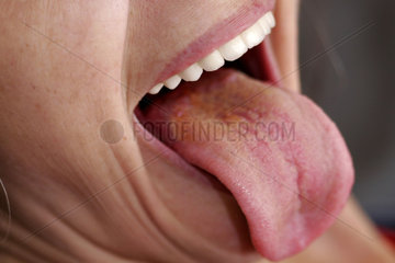Frau streckt Zunge raus