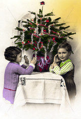 1920  2 Kinder unter Weihnachtsbaum