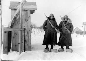 Wachsoldaten mit Wintermaenteln und riesigen Fusswaermern