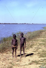 zwei afrikanische Jungen neben Fluss