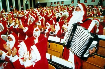 Weihnachtsmaenner machen Musik in Hoersaal