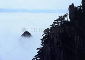 chinesische Berglandschaft im Nebel
