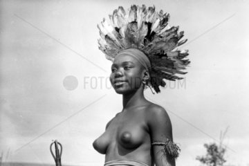 afrikanische Frau mit Federschmuck