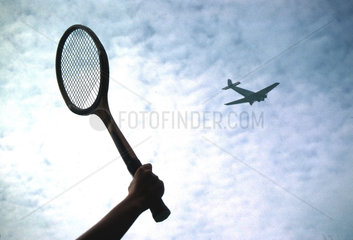 Tennisschlaeger und Flugzeug