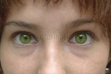 gruene Augen einer Frau