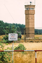 Grenzturm und Zaun der DDR-Grenze