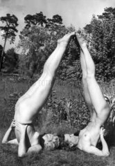 Zwei nackte Frauen treiben Gymnastik
