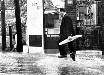 Mann mit Baguette in Ueberschwemmung