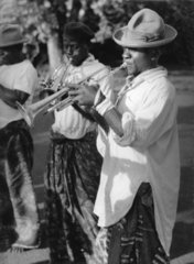 afrikanischer Mann spielt Trompete
