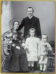 Familie  zwei Kinder  Portraet  1895