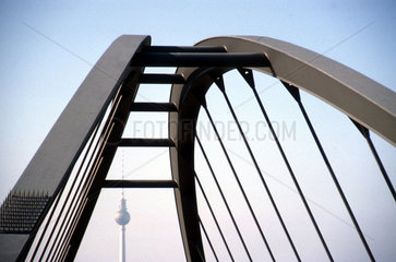 D - Berlin: Bruecke mit Blick auf Fernsehturm