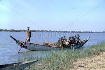 Afrikaner in einem Flussboot