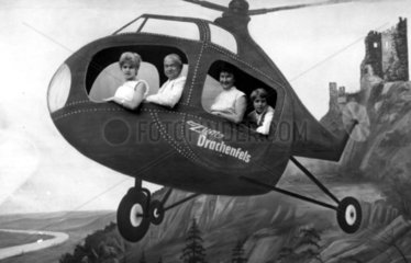 Familie im Hubschrauber-Bild  1900