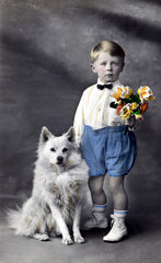 Junge mit Spitz und Blumen
