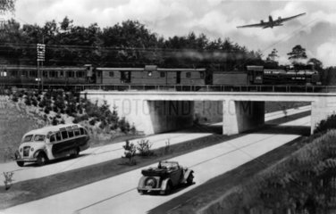 Zug auf einer Bruecke ueberquert Reichsautobahn  Flugzeug in der Luft