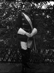 junger Mann in Uniform mit Degen