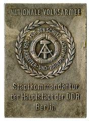 Plakette  NVA-Stadtkommandantur Berlin  DDR  1975