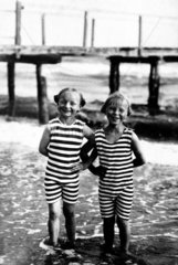 2 Maedchen am Strand Zwillinge