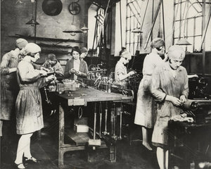 Frauen arbeiten in grosser Werkstatt