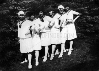 Sechs Frauen posieren