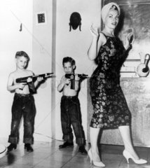 Two Jungs mit Gewehren gegen Mutti 1950