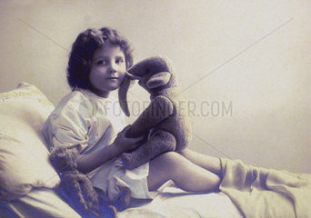 Kind mit Stoffelefant und Teddybaer  1912