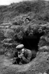 Soldat telefoniert vom Beobachtungsposten