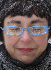 Frau mit blauer Brille