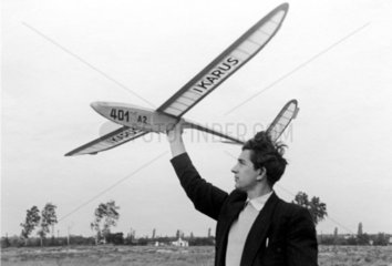 Mann mit Modellflugzeug