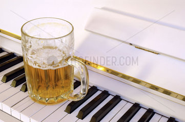 Bierglas auf Klaviertasten