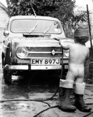 900324-nackter Junge putzt Auto