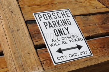 Porsche Parking Only Schild