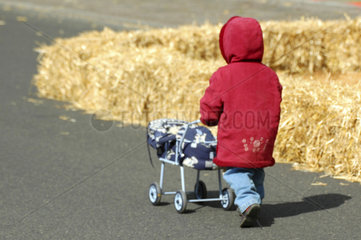 Kind mit Kinderwagen