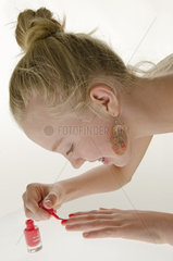 Maedchen lackiert seine Fingernaegel